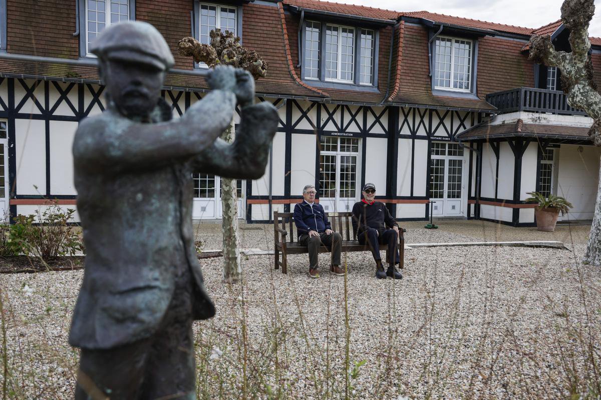 Le golfeur biarrot Arnaud Massy a sa statue au sein du Golf du Phare à Biarritz.