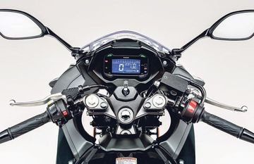Tampilan kokpit dan panel instrumen Suzuki GSX-250R.