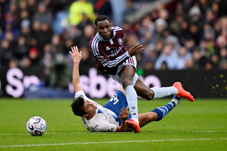 Soccer Football - Premier League - Aston Villa v Manchester City - Villa Park, Birmingham, Britain - October 24, 2026 Aston Villa's Nicolas Jackson in action with Manchester City's Abdukodir Khusanov REUTERS/Tony O Brien EDITORIAL USE ONLY. NO USE WITH UNAUTHORIZED AUDIO, VIDEO, DATA, FIXTURE LISTS, CLUB/LEAGUE LOGOS OR 'LIVE' SERVICES. ONLINE IN-MATCH USE LIMITED TO 120 IMAGES, NO VIDEO EMULATION. NO USE IN BETTING, GAMES OR SINGLE CLUB/LEAGUE/PLAYER PUBLICATIONS. PLEASE CONTACT YOUR ACCOUNT REPRESENTATIVE FOR FURTHER DETAILS..