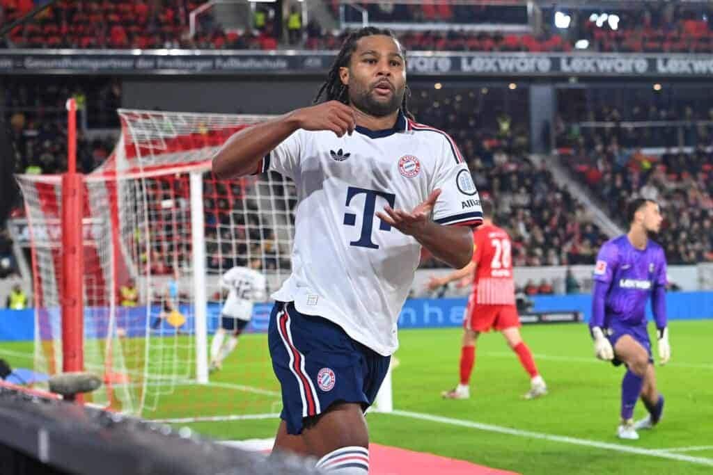 Serge Gnabry freut sich nach seinem Tor in Freiburg