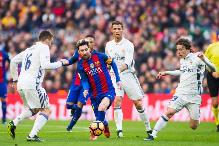 BARCELONA, SPAIN - DECEMBER 03: Lionel Messi (C) of FC Barcelona conducts the ball between Mateo Kovacic (L), Cristiano Ronaldo (2nd R) and Luka Modric (R) of Real Madrid CF during the La Liga match between FC Barcelona and Real Madrid CF at Camp Nou stadium on December 3, 2016 in Barcelona, Spain. (Photo by Alex Caparros/Getty Images)