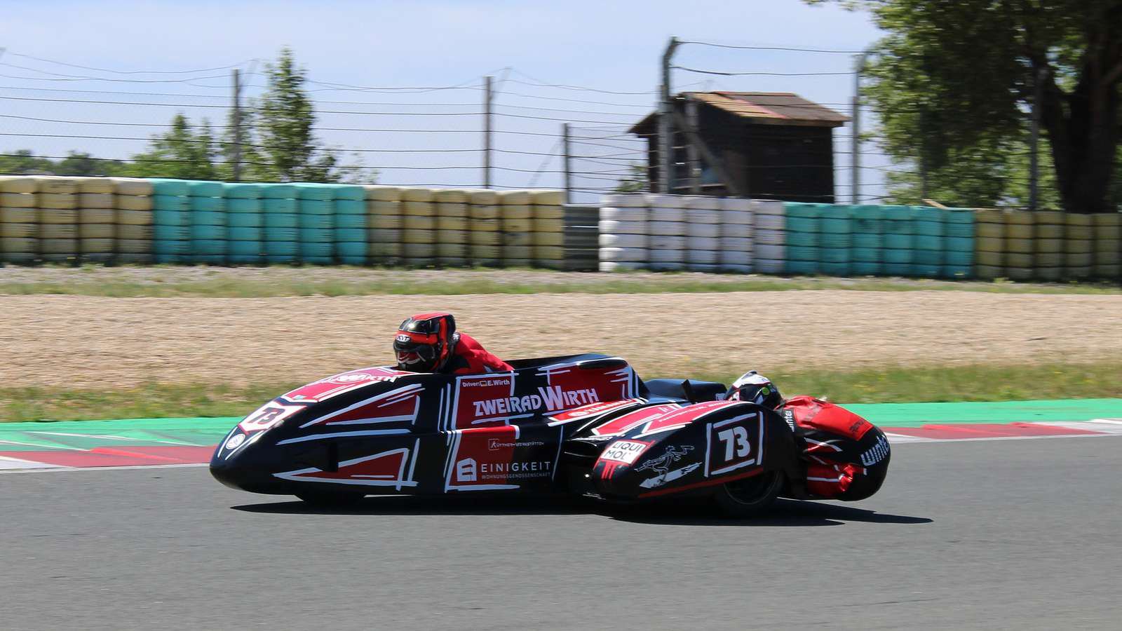 Ronja Billich mit Pilot Enrico Wirth im 600er F1-Adolf-RS-Gespann, angetrieben von einem Yamaha-Motor.