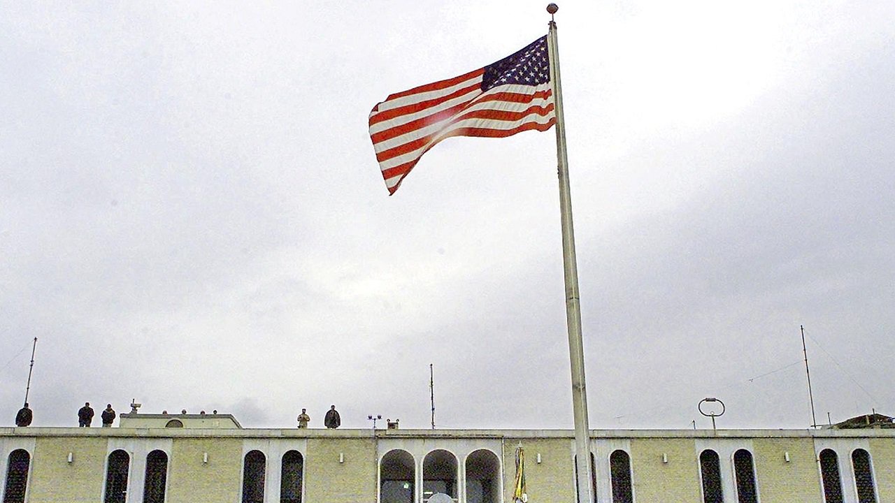 إنزال عَلَم سفارة الولايات المتحدة في أفغانستان