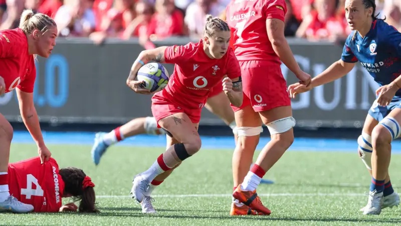 Keira Bevan runs with the ball