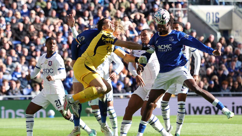 Chelseas Torhüter Emiliano Martinez (gelbes Trikot) rauscht mit Evertons Jarrad Branthwaite zusammen