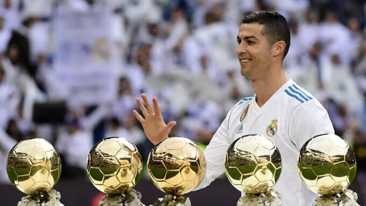 Ronaldo com as suas cinco Bolas de Ouro (créditos: Real Madrid)