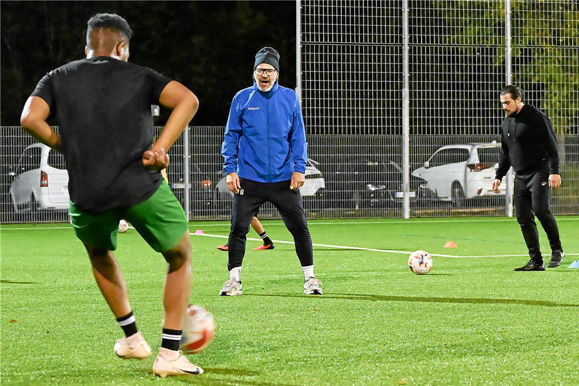 FCV-Coach Tim Böhringer lässt das Passspiel üben. Auch ohne Punktspiele sei die Trainingsbeteiligung erfreulich. Foto: Tobias Sellmaier