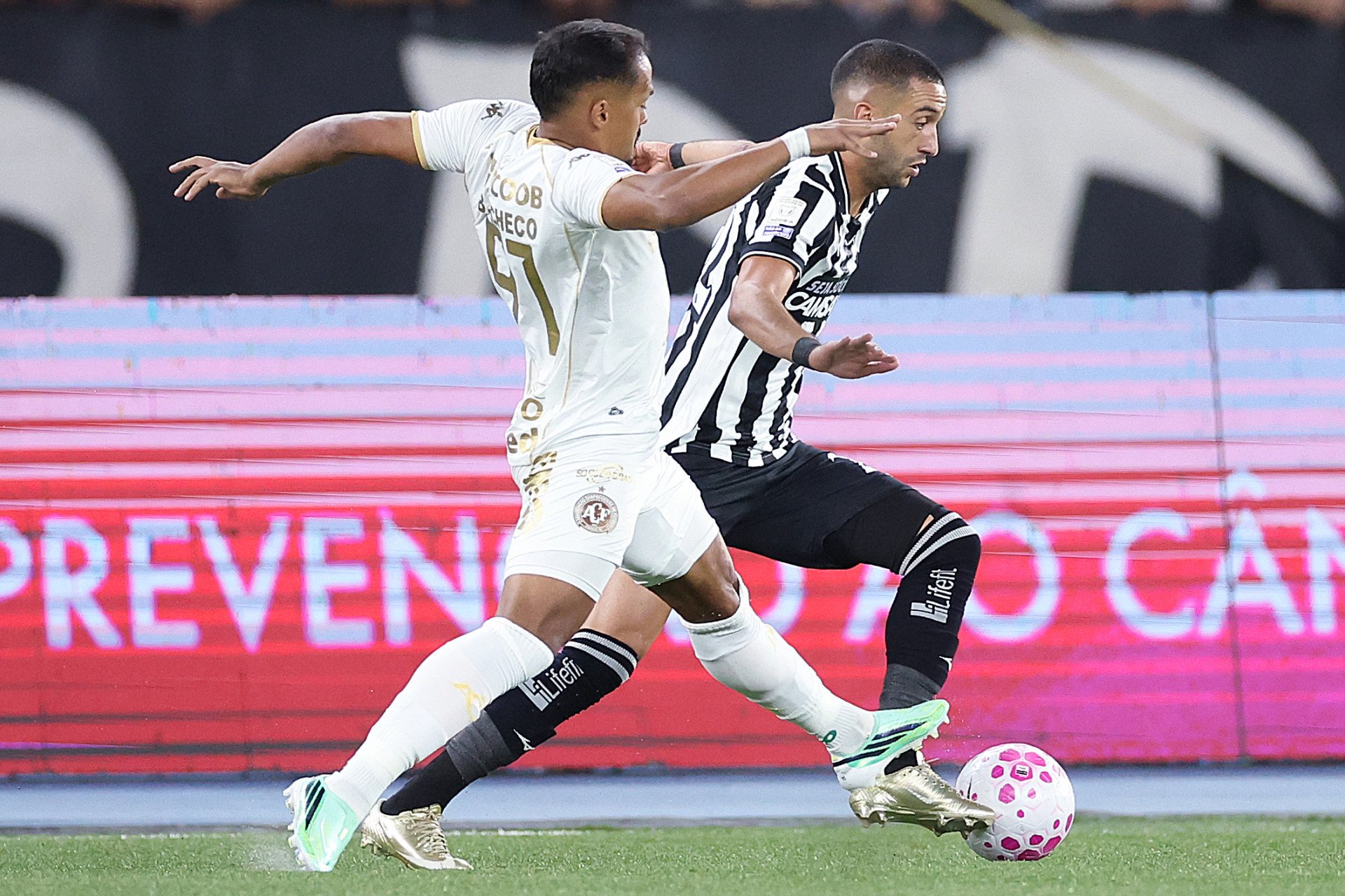 Ziyech em ação pelo Botafogo diante da Chapecoense, no Nilton Santos - Vítor Silva / Botafogo