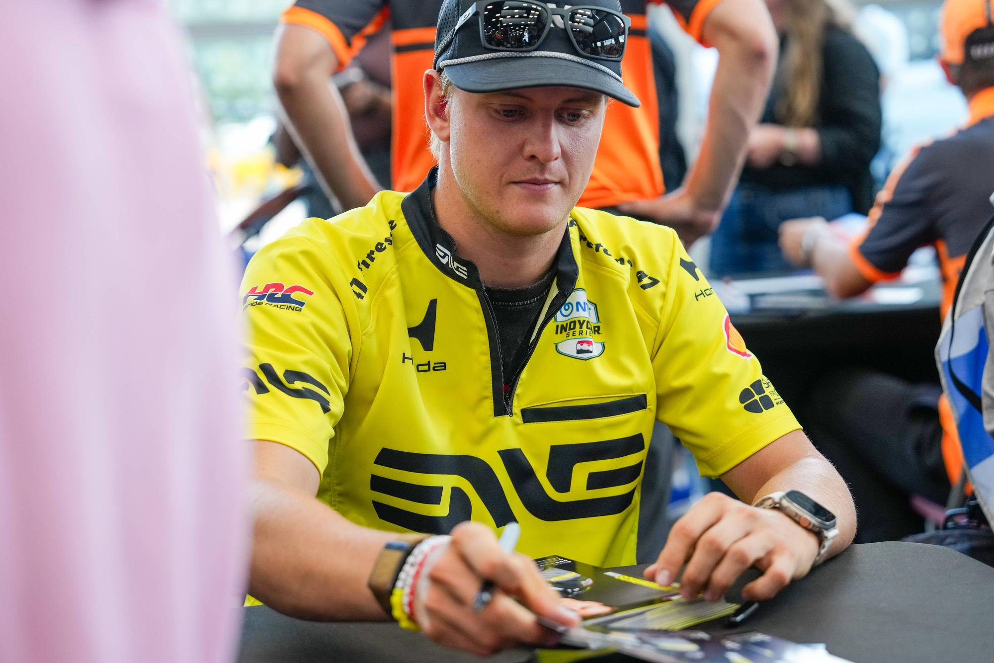 Mick Schumacher schreibt Autogrammt.