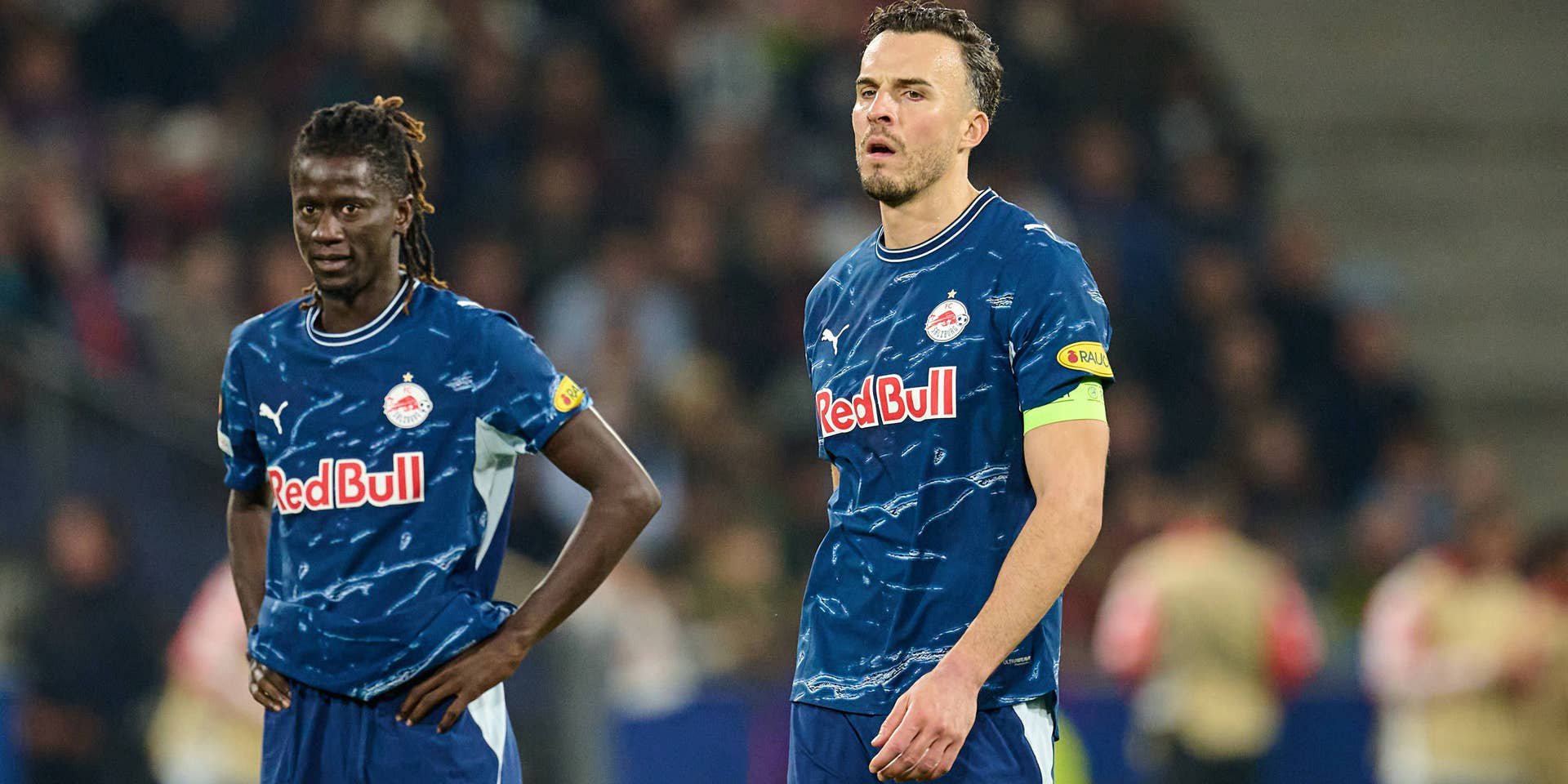 Salzburg, Österreich 15. Oktober 2026: UEFA Europa League - 2026/2027 - Ligaphase - 2. Spieltag - FC Red Bull Salzburg gegen AC Milan Im Bild: v.li. Gaoussou Diakite RB , Haris Tabakovic RB unzufrieden auf dem Spielfeld. Red Bull Arena *** Salzburg, Austria, October 15, 2026 UEFA Europa League 20262027 Group Stage Matchday 2 FC Red Bull Salzburg vs. AC Milan Pictured, from left: Gaoussou Diakite RB and Haris Tabakovic RB, looking dissatisfied on the field at Red Bull Arena Copyright: xFotostandx/xWassmuthx