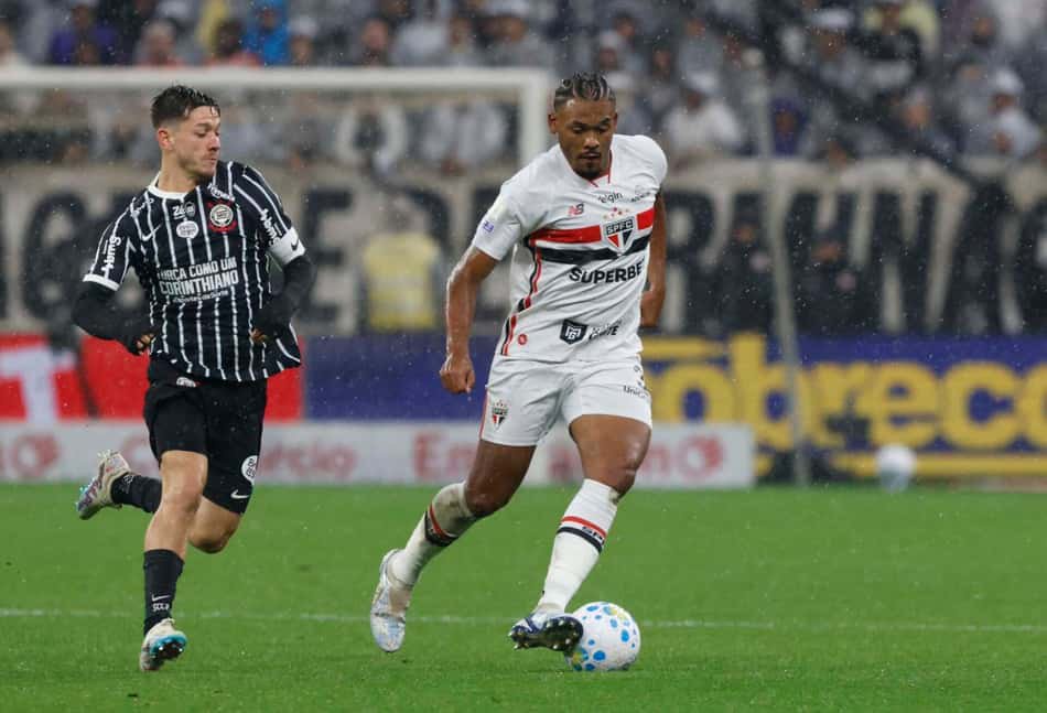 Disputa de bola entre São Paulo x Corinthians