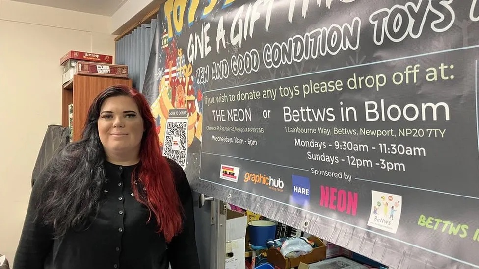 Ymgyrch i roi anrheg Nadolig i bob plentyn