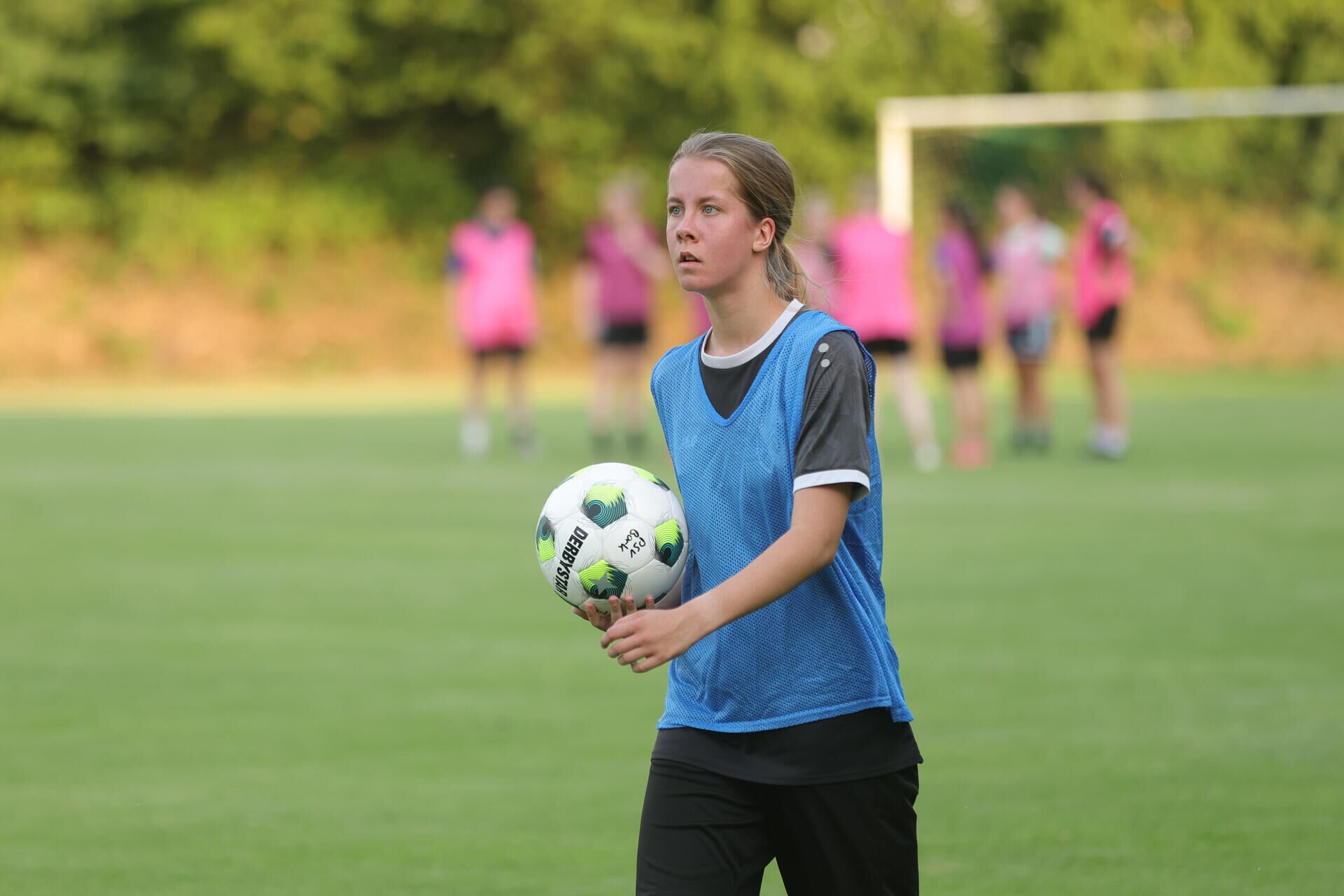 Emily Sluiter mit einem Ball in der Hand