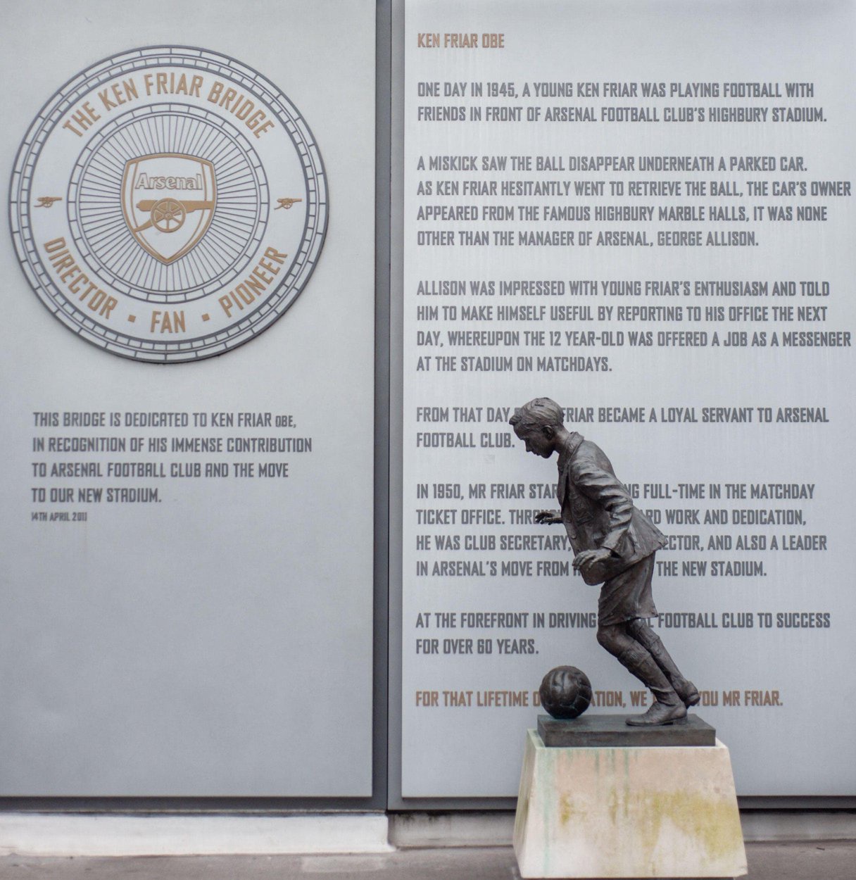 The statue of Ken Friar at the Emirates Stadium