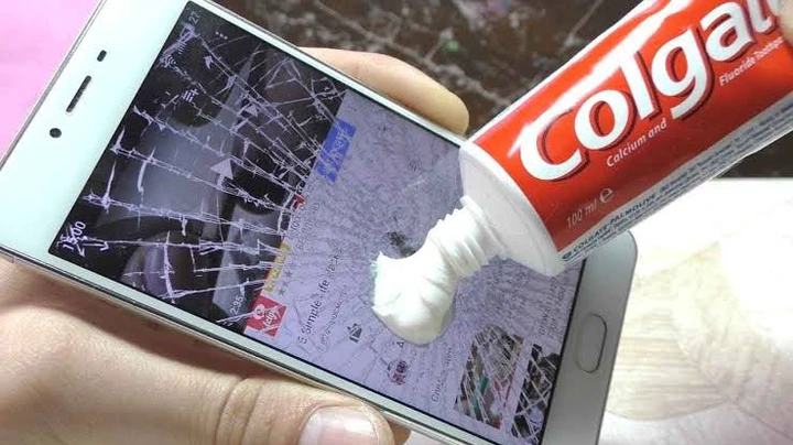How To Fix Your Cracked Phone Screen With Toothpaste. Colgate Works Best -  Mzansi Ndaba