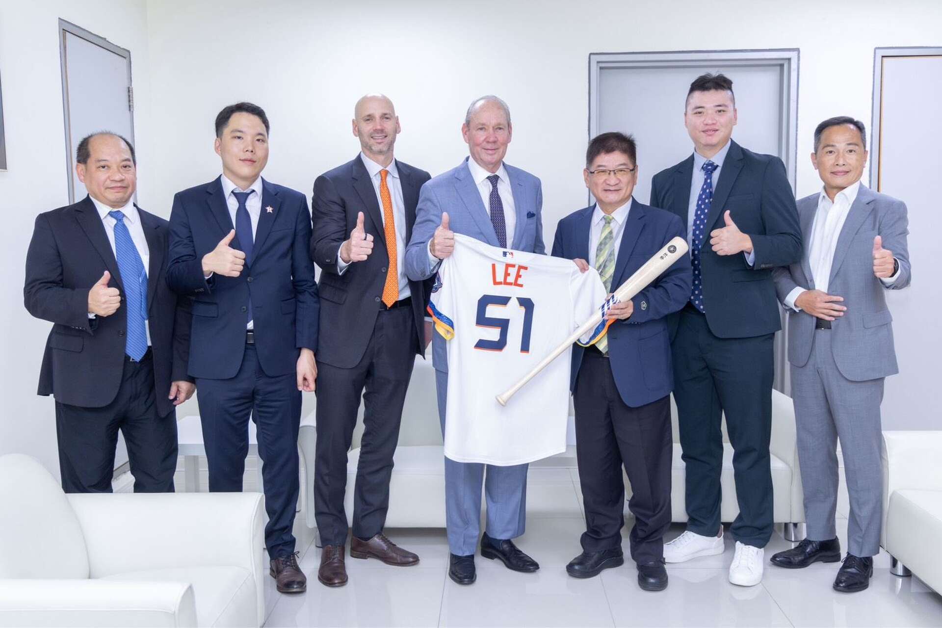 Houston Astros owner Jim Crane and pitcher Kai-wei Teng presented bats and jerseys to Taiwanese leaders, including Deputy Director of Athletics Hung Chih-chang.