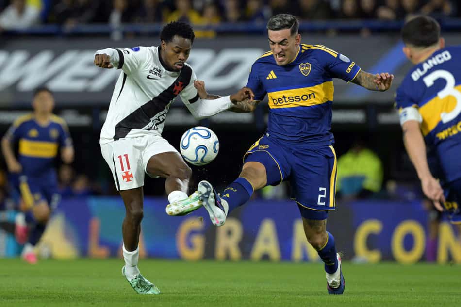 Jogadores de Vasco e Boca Jrs em dividida