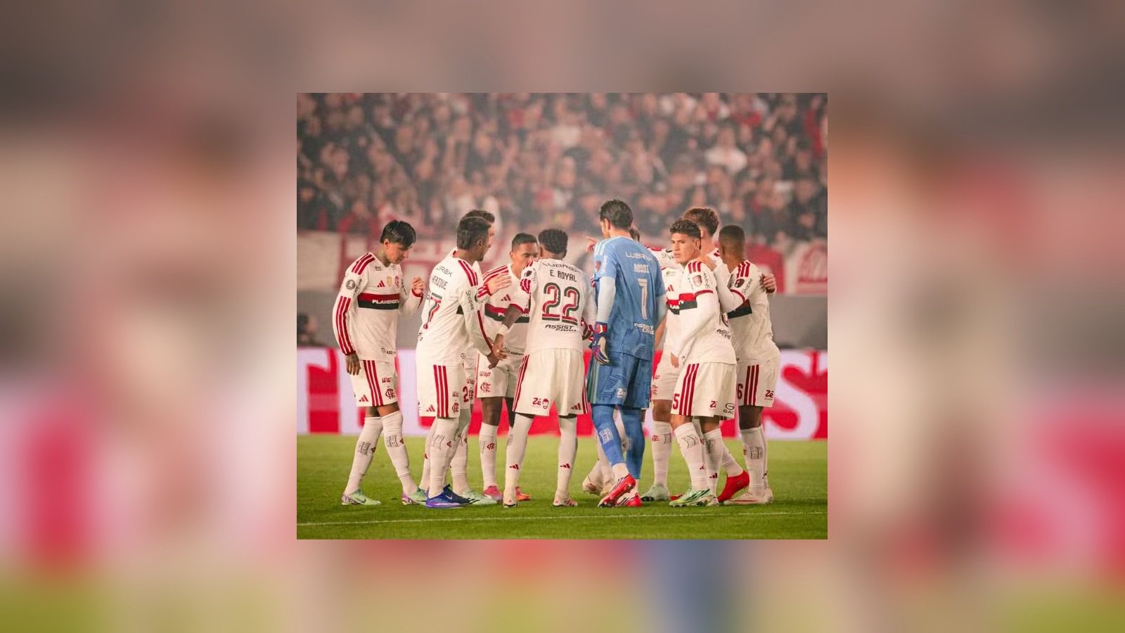 Jogadores do Flamengo reunidos em campo
