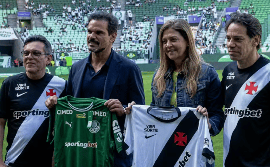 Da direita para a esquerda: Mário Junqueira, da Almirante S.A, Admar Lopes, Leila Pereira e Marcos Lamacchia posam para foto com Leila Pereira no estádio do Palmeiras