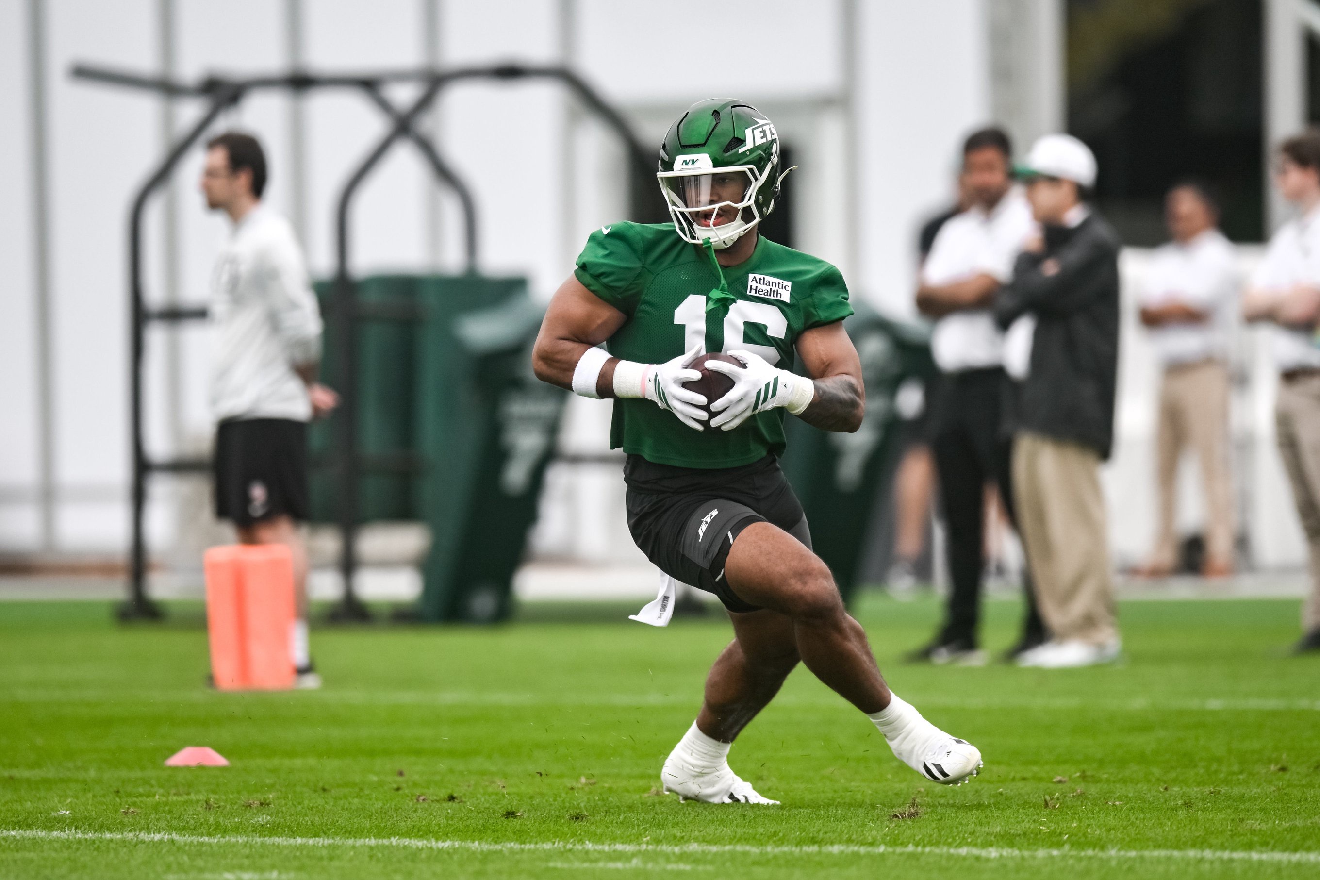 Jul 29, 2026; Florham Park, NJ, USA; New York Jets tight end Kenyon Sadiq (16) participates in a drill during training camp at Atlantic Health Jets Training Center. Mandatory Credit: John Jones-Imagn Images