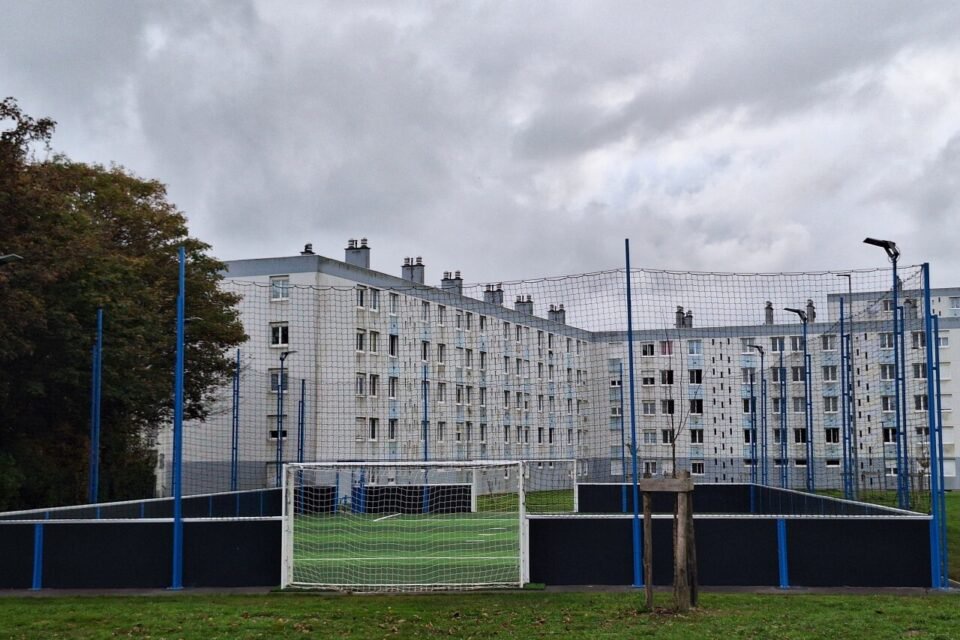Le city stade permet la pratique du foot à 5.