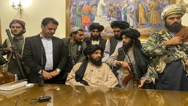 अत्याधुनिक हथियारों से लैस लड़ाके