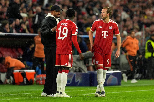 MUNICH, GERMANY - OCTOBER 21: Vincent Kompany, Manager of FC Bayern Munich, interacts with Alphonso Davies and Harry Kane during the UEFA Champions League 2026/27 League Phase MD3 match between FC Bayern M??nchen and Arsenal FC at Football Arena Munich on October 21, 2026 in Munich, Germany. (Photo by Leonhard Simon/Getty Images)