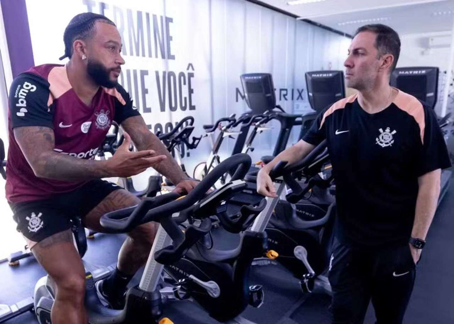Memphis Depay tenta recuperar boa fase no Corinthians —