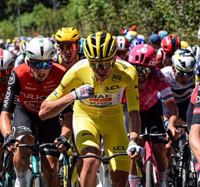 Tadej Pogacar, maillot jaune sur l’étape Bayeux-Vire Normandie.