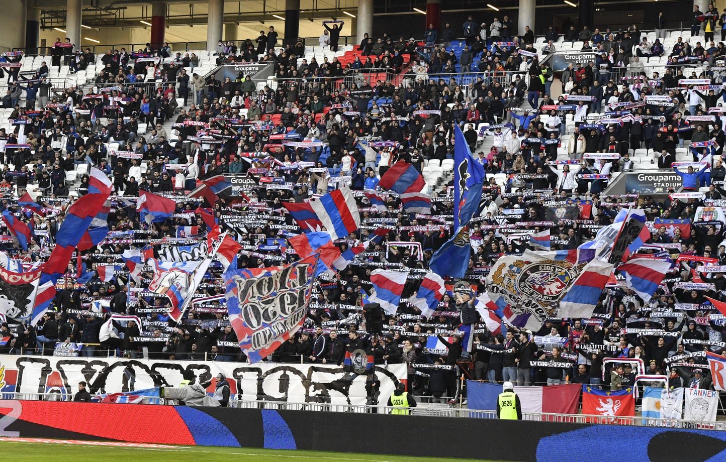 Les supporters de Lyon lors du match contre le Stade Brestois au Groupama Stadium le 2 mars.