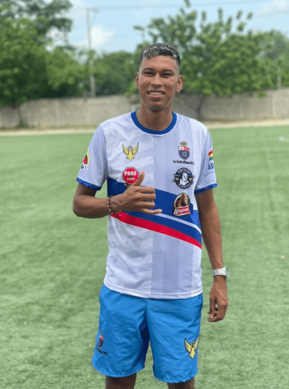 Male footballer slaps female referee after he?s sent off