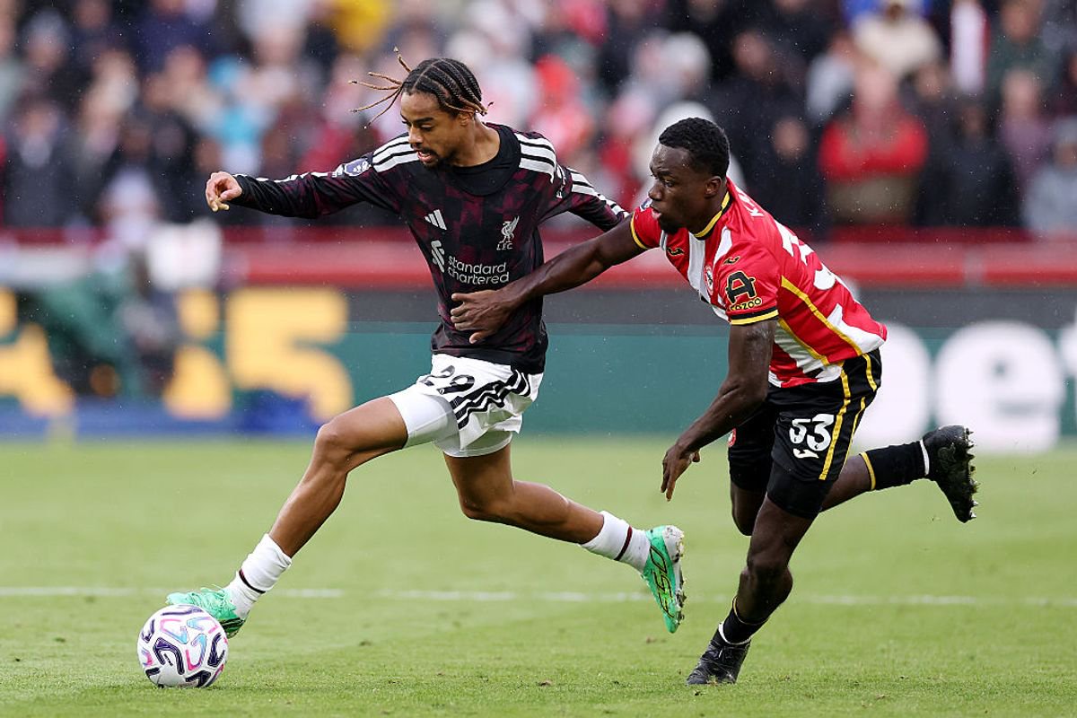 BRENTFORD, ENGLAND - OCTOBER 17: Bradley Barcola of Liverpool runs with the ball under pressure from Michael Kayode of Brentford during the Premier League 2026/27 match between Brentford and Liverpool FC at Gtech Community Stadium on October 17, 2026 in Brentford, England. (Photo by Justin Setterfield/Getty Images)
