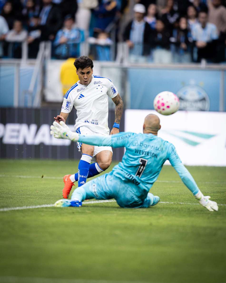 Kaio Jorge toca na saida de Weverton em um dos gols do Cruzeiro sobre o Gremio