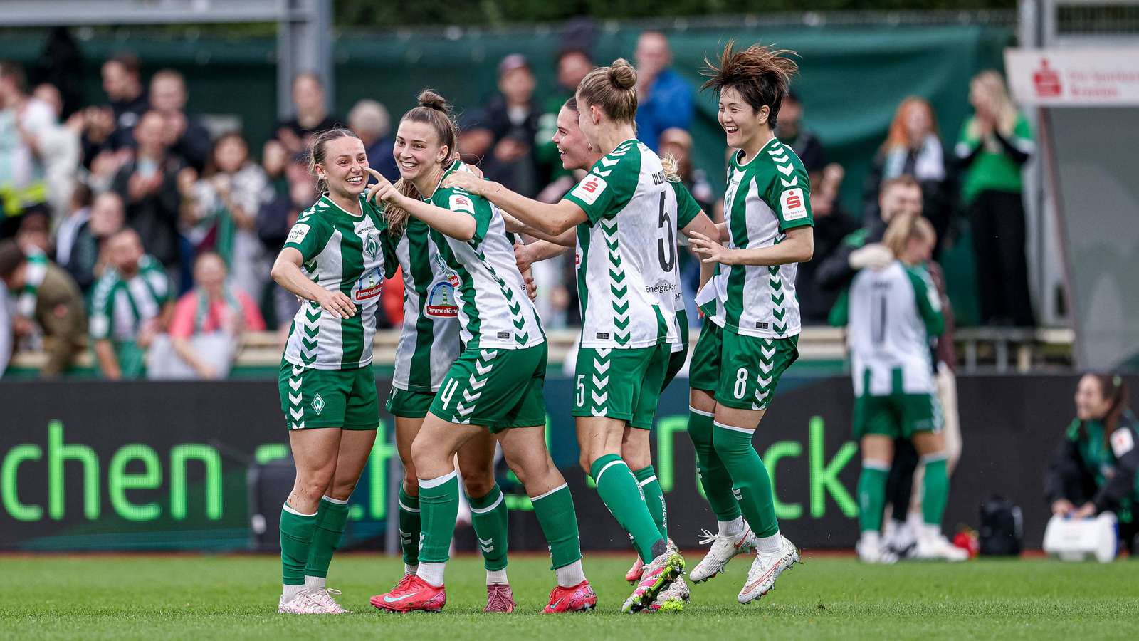 Julia Magerl (Nummer 4) trifft für die Frauen des SV Werder Bremen gegen ihren Ex-Club RB Leipzig - und wird zur „Spielerin des Spiels“ gewählt.