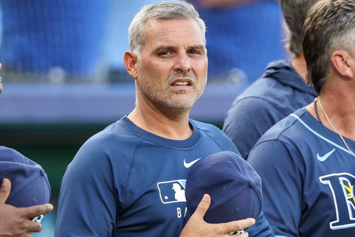 June 25, 2025: Tampa Bay Rays manager Kevin Cash 16 stands during the National Anthem before a game against the Kansas City Royals at Kauffman Stadium in Kansas City, MO. /CSM Kansas City United States of America – ZUMAc04_ 20250625_zma_c04_007 Copyright: xDavidxSmithx ©IMAGO/ZUMA Press Wire