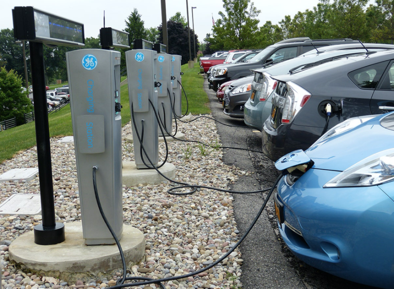 Esta imagem mostra carros elétricos a serem carregados com energia produzida a partir do carvão?