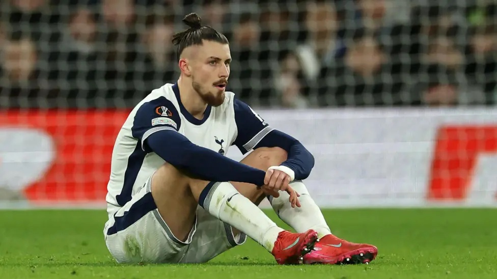 The N17 faithful watch another familiar face depart Hotspur Way today as the ambitious boardroom secures a clever permanent obligation clause for Radu Dragusin.