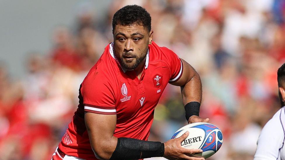 Taulupe Faletau carries the ball for Wales at the 2023 World Cup