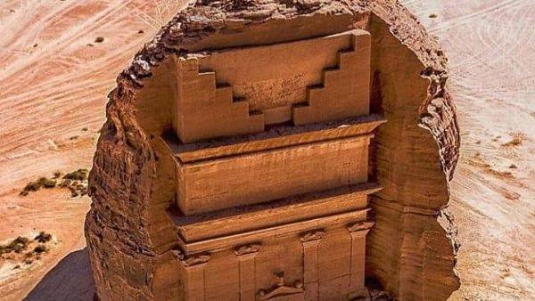 साइट पर मिले 2807 मकबरे