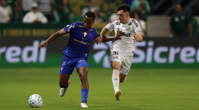O jogador Jhon Arias, da SE Palmeiras, disputa bola com o jogador do Santos FC, durante partida válida pelas quartas de final, volta, da Copa do Brasil, na arena Nubank Parque. (Foto: Cesar Greco/Palmeiras/by Canon)