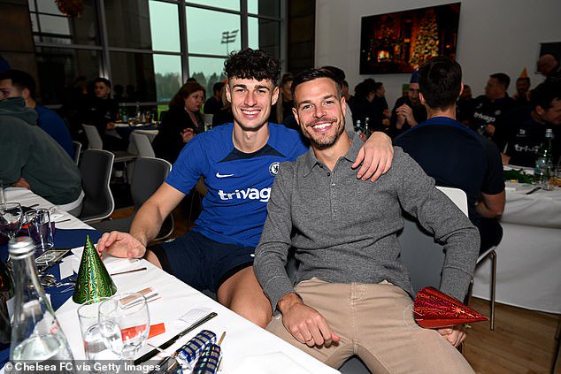 Chelsea skipper Cesar Azpilicueta poses for a photo alongside keeper Kepa Arrizabalaga
