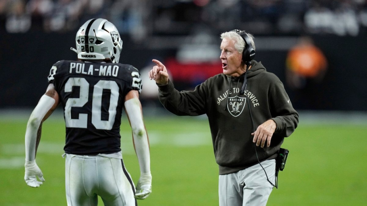 Pete Carroll der Head Coach der Las Vegas Raiders spricht mit Isaiah Pola-Mao, am 17.11.2025. (Symbolbild) (Foto)