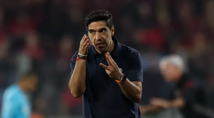 O técnico Abel Ferreira, da SE Palmeiras, em jogo contra a equipe do C Athletico Paranaense, durante partida válida pela trigésima primeira rodada, do Campeonato Brasileiro, Série A, na Arena da Baixada. (Foto: Cesar Greco/Palmeiras/by Canon)
