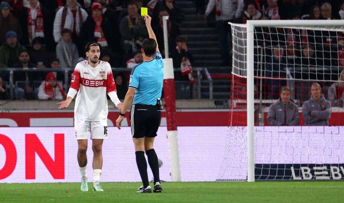 Atakan Karazor (VfB) sieht die Gelbe Karte von Schiedsrichter Matthias Jöllenbeck und ist sich keiner Schuld bewusst.