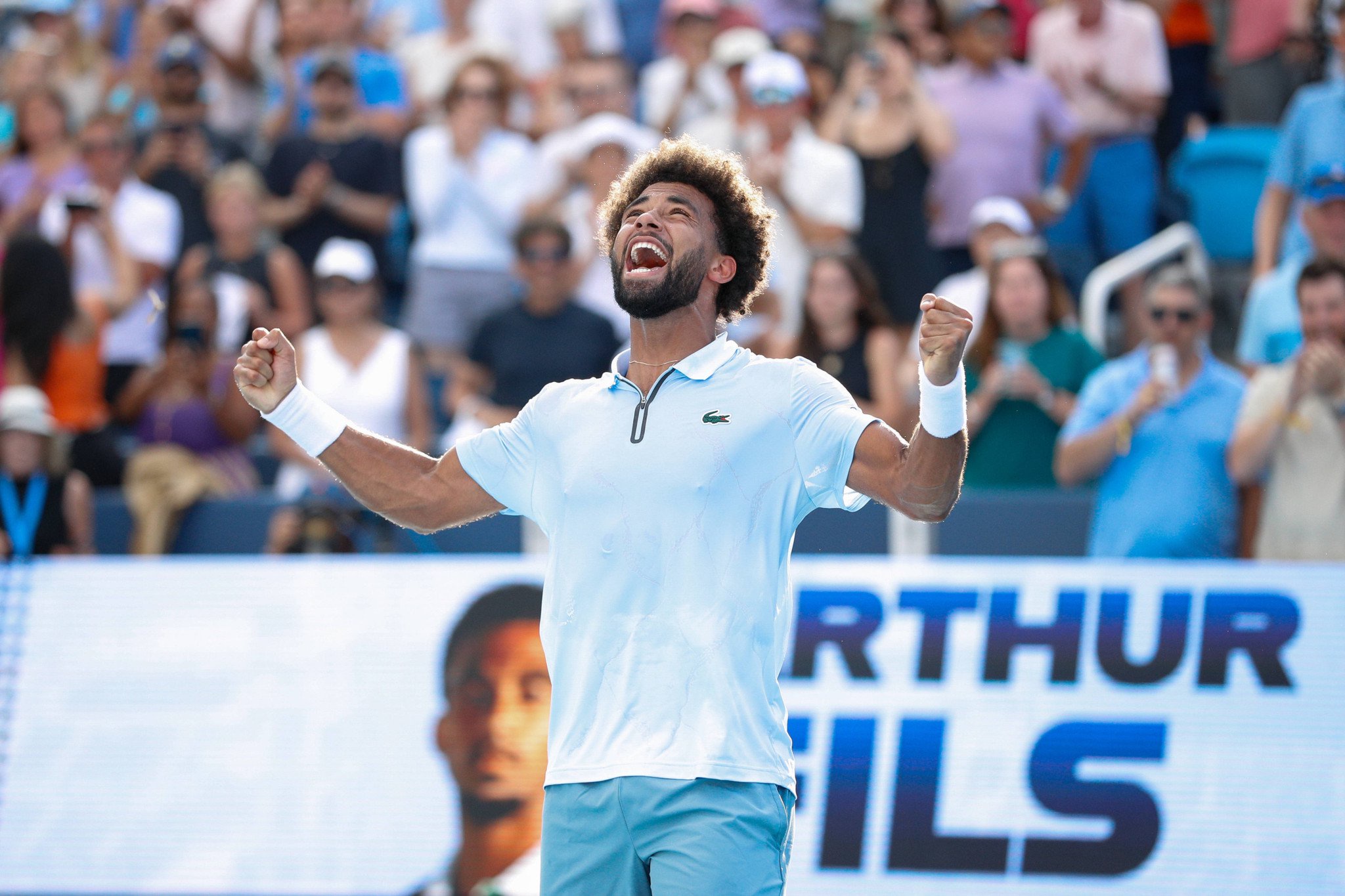 Arthur Fils aus Frankreich jubelt mit geballten Fäusten nach seinem Sieg beim Cincinnati Open im Lindner Family Tennis Center.