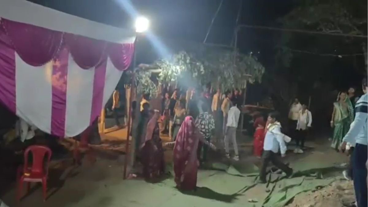 Bride Leaves Groom Garlands Boyfriend Hugs Him Chhindwara Wedding Drama