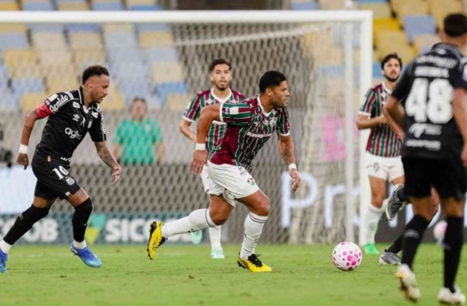 Hulk em ação pelo Fluminense no confronto com o Santos no Maracanã –