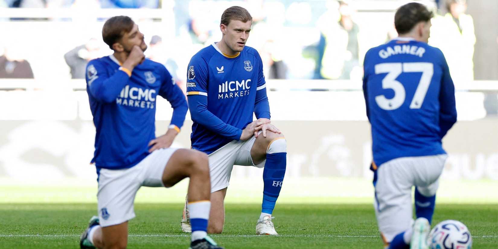 Everton players taking a knee before the match vs Chelsea