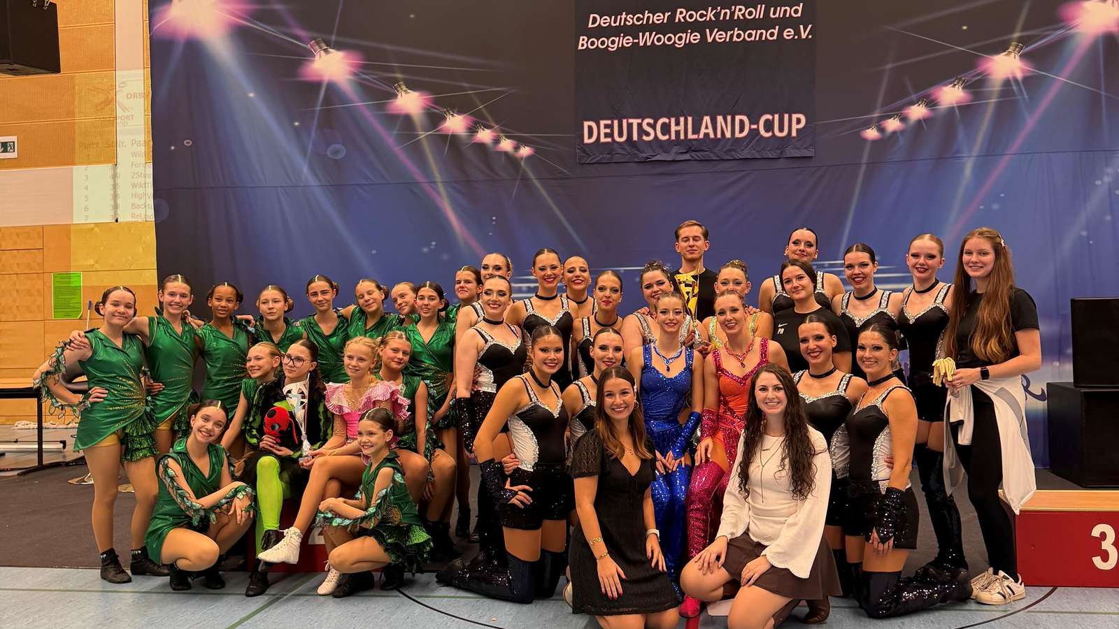 Spitze beim Deutschland-Cup in Worms: Next Generation (grünes Outfit) mit (hinten, v.l.) Maja Läuger, Pauline Reichert, Emmanuela Fawehinmi, Lilli Schwippert, Paulina Wiegand, Stefanie Jungherz, Clara Jahn, Emilia Maier, Matilda Neudecker sowie (vorne) Leyla Cetinbas, Mia Keppler, Viktoria Pylyp, Luise Stolze, Sophie Mayer und Naima Cetinbas; Twickers mit (hinten, v.l.): Lisa Bielesch, Sarah Bielesch, Emilia Wiegand, Paula Rudolf, Hannah Fischer, Susi Obermeier, Philip Preidl, Annabelle Schön, Julia Jödecke, Karolina Nényei, Laura Grünberg, Annalena Kalenda, Katja Bauer sowie (vorne) Kim-Mai Stein, Barbara Haimmerer, Antonia Schellmann, Celina Kranawetter, Magdalena Strasser, Marina Moser und (ganz vorne) Luisa Frank und Anna Spies.