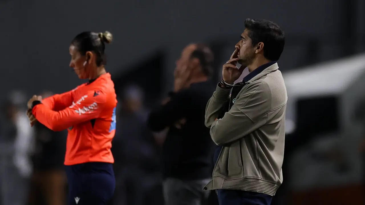 O técnico Abel Ferreira, da SE Palmeiras, em jogo contra a equipe do Santos FC, durante partida válida pela trigésima terceira rodada, do Campeonato Brasileiro, Série A, no Estádio Vila Belmiro. (Foto: Cesar Greco/Palmeiras/by Canon)